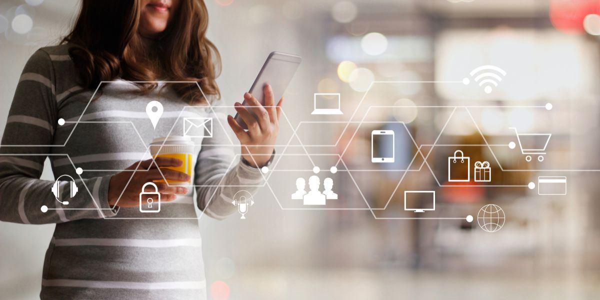 Omnichannel communication - omnichannel communication strategy and omnichannel vs multichannel Omnichannel communication diagram comparing omnichannel communication strategy and omnichannel vs multichannel